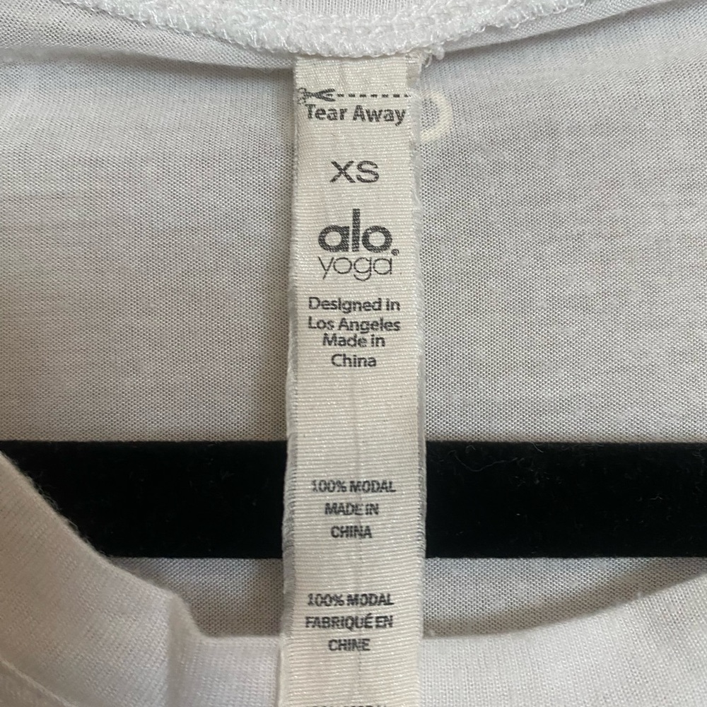 Alo Yoga Verve Short Sleeve Graphic Tee - Picture 5 of 8